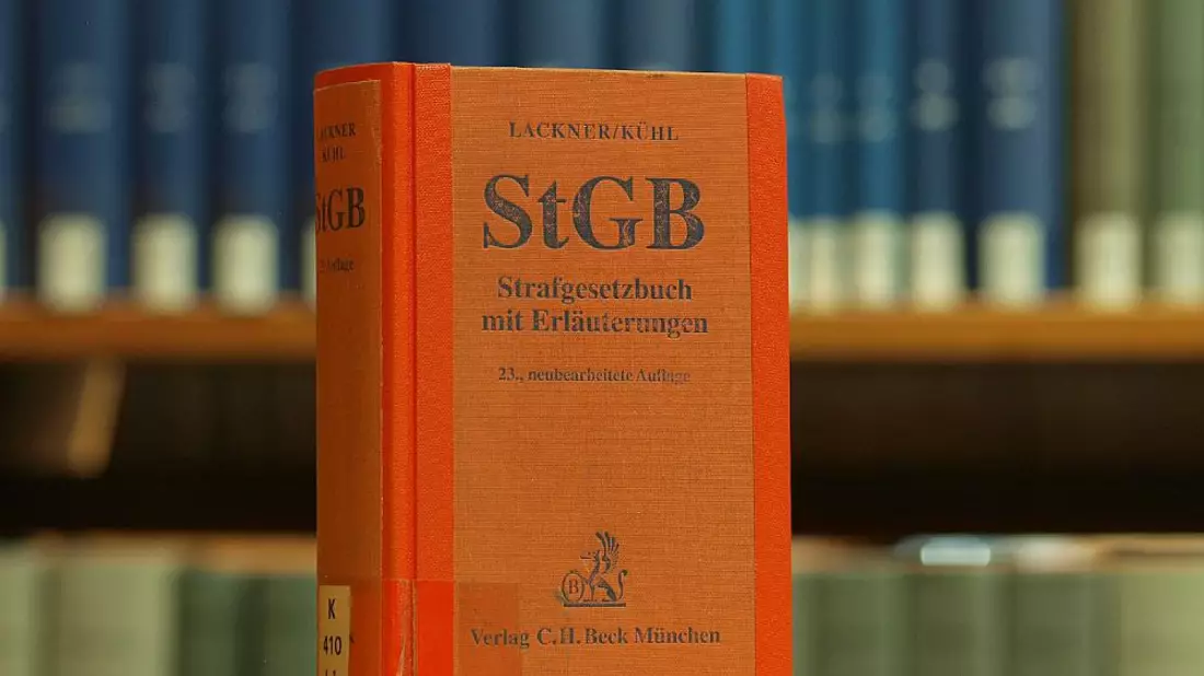 Das Strafgesetzbuch in einer Bibliothek - Bild: über dts Nachrichtenagentur
