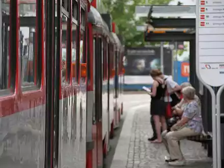 Straßenbahnhaltestelle (Archiv) - Foto: über dts Nachrichtenagentur