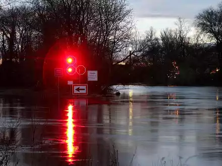 Durchfahrtsverbot an einem Fluss (Archiv) - Foto: über dts Nachrichtenagentur