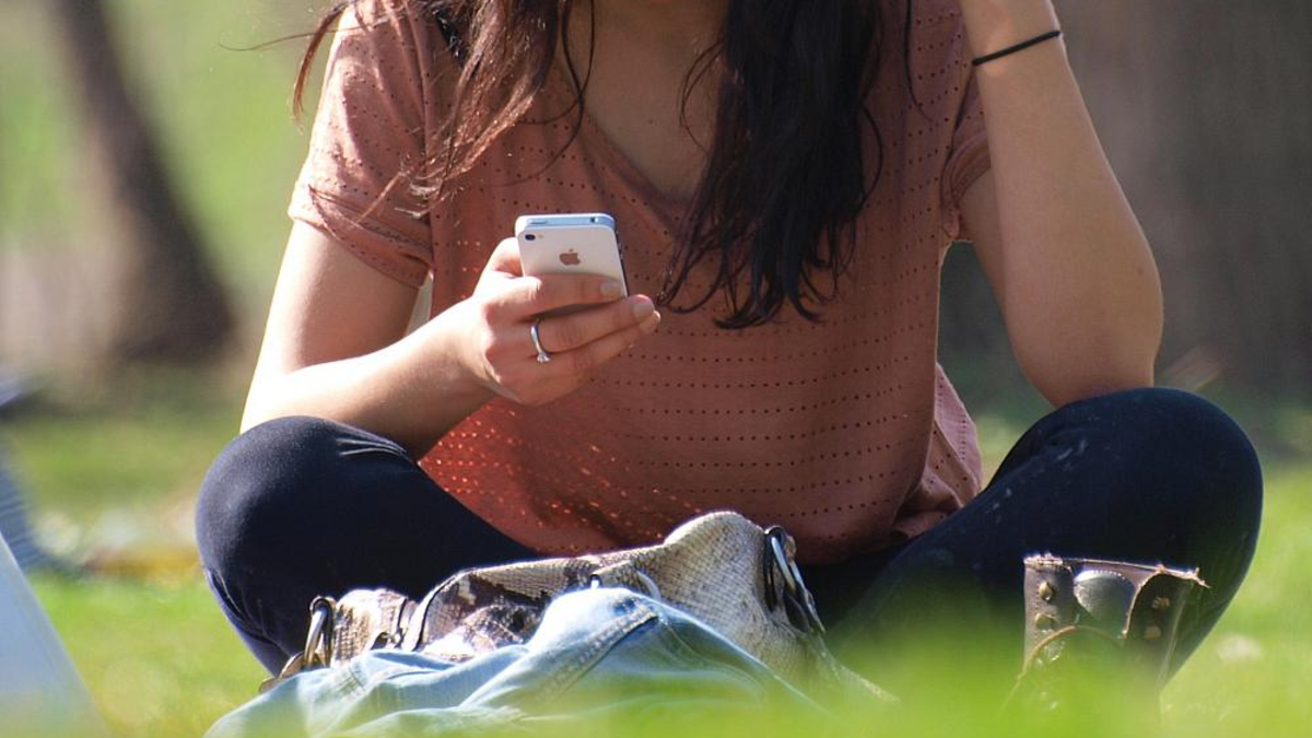 Smartphone-Nutzerin - Foto: über dts Nachrichtenagentur