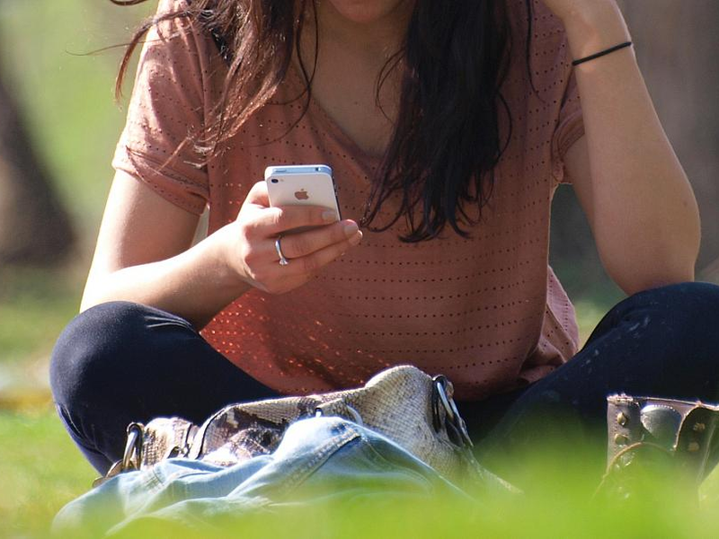 Smartphone-Nutzerin - Foto: über dts Nachrichtenagentur