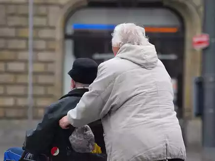 Senioren mit Rollstuhl - Foto: über dts Nachrichtenagentur