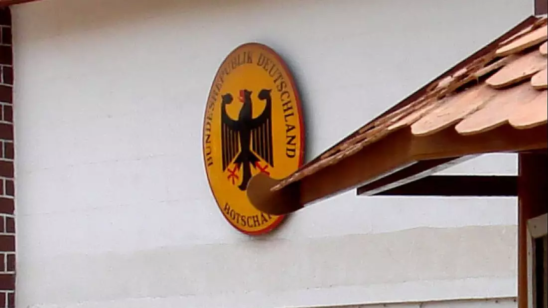 Schild einer deutschen Botschaft im Ausland - Bild: über dts Nachrichtenagentur