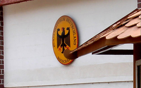 Schild einer deutschen Botschaft im Ausland (Archiv) - Foto: über dts Nachrichtenagentur