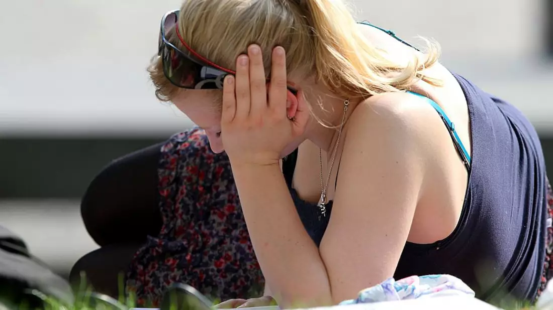 Junge Frau auf einer Wiese (Archiv) - Bild: über dts Nachrichtenagentur