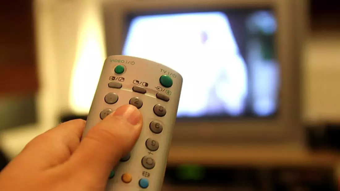 Fernsehzuschauer mit einer Fernbedienung (Archiv) - Bild: über dts Nachrichtenagentur