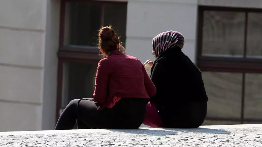 Frau mit Kopftuch und Frau ohne Kopftuch - Bild: über dts Nachrichtenagentur