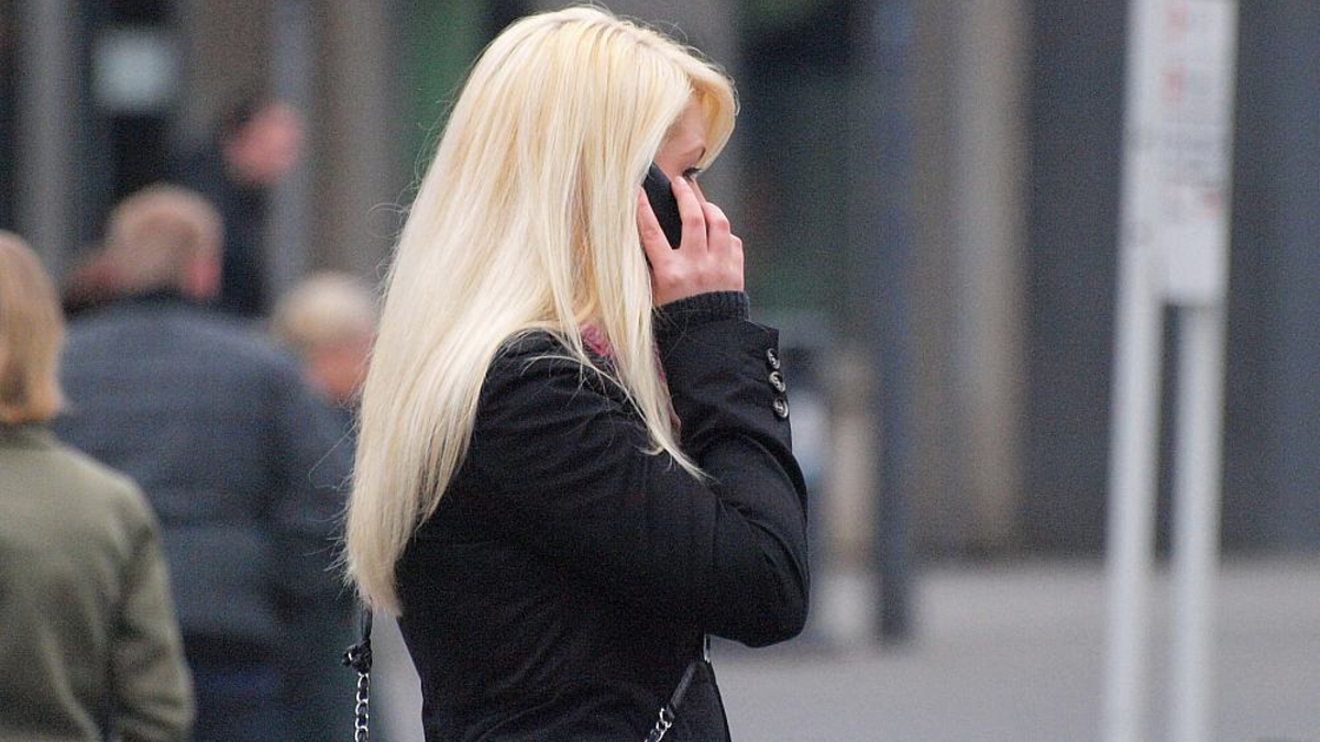 Blonde Frau mit Telefon (Archiv) - Foto: über dts Nachrichtenagentur