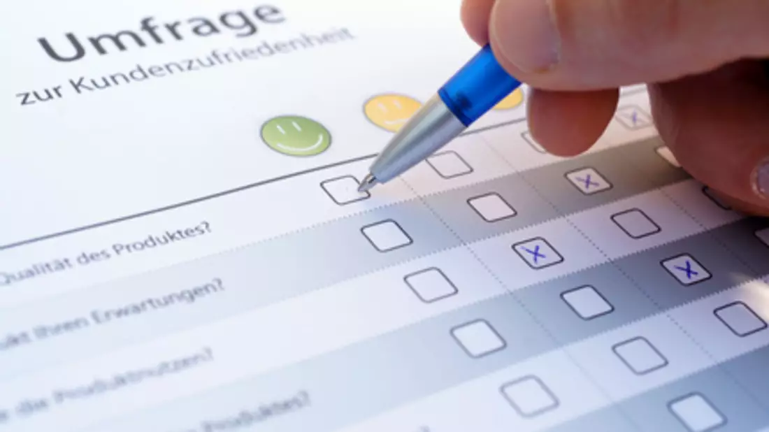 Die Befragung von Kunden mithilfe von Fragebögen ist eine beliebte Methode der Markt-forschung.   - Bild: cirquedesprit - Fotolia.com