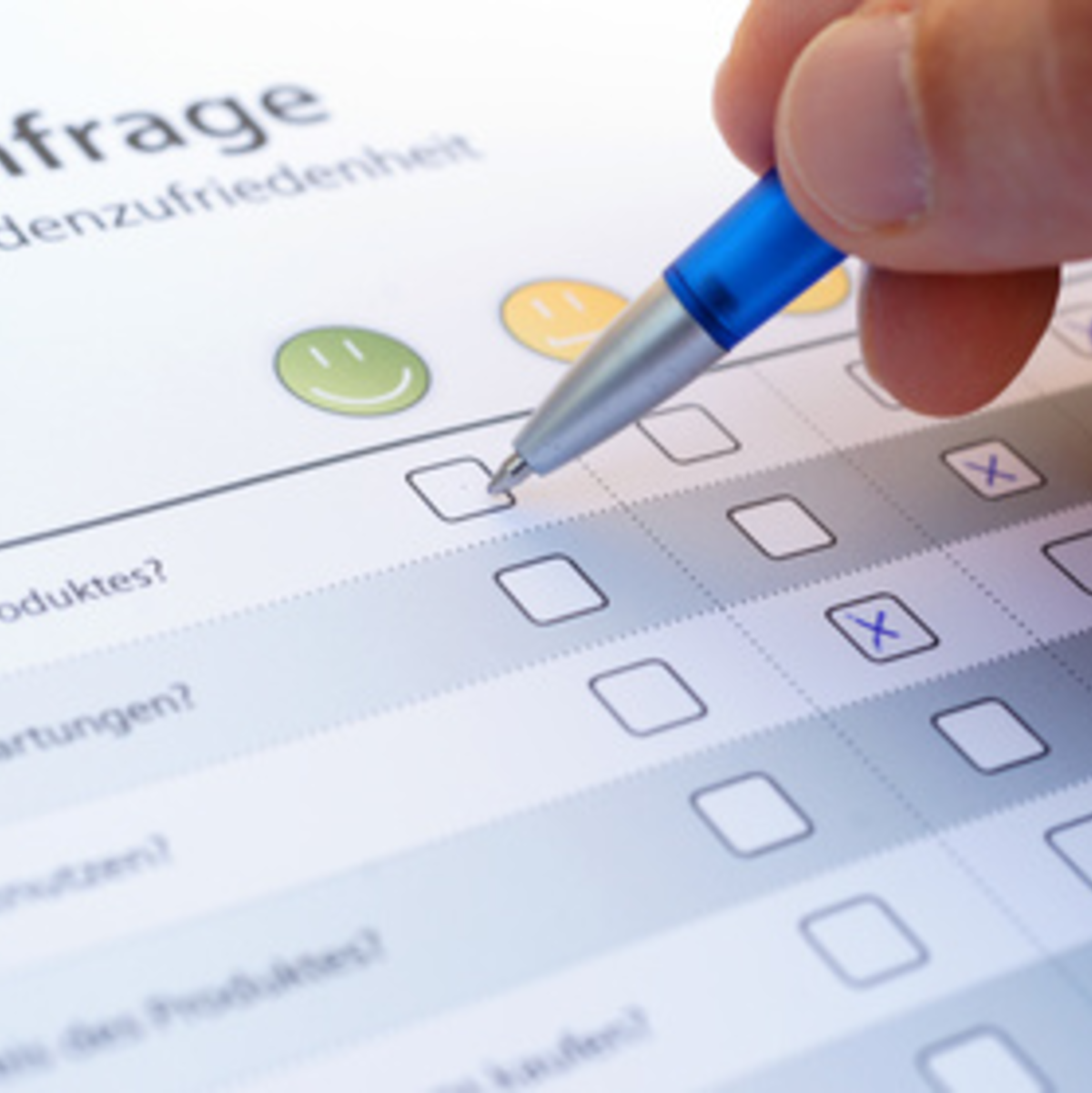 Die Befragung von Kunden mithilfe von Fragebögen ist eine beliebte Methode der Markt-forschung.   - Foto: cirquedesprit - Fotolia.com