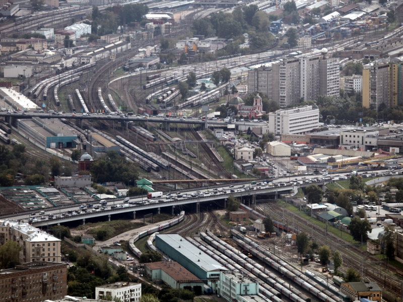 StraÃŸenverkehr und Zugverkehr in Moskau (Russland) - Foto: über dts Nachrichtenagentur