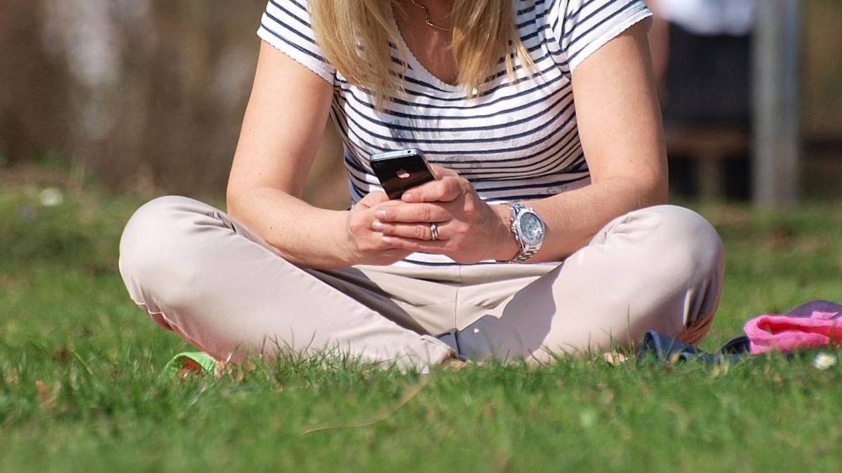 Smartphone-Nutzerin - Foto: über dts Nachrichtenagentur