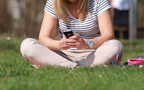 Smartphone-Nutzerin - Foto: über dts Nachrichtenagentur