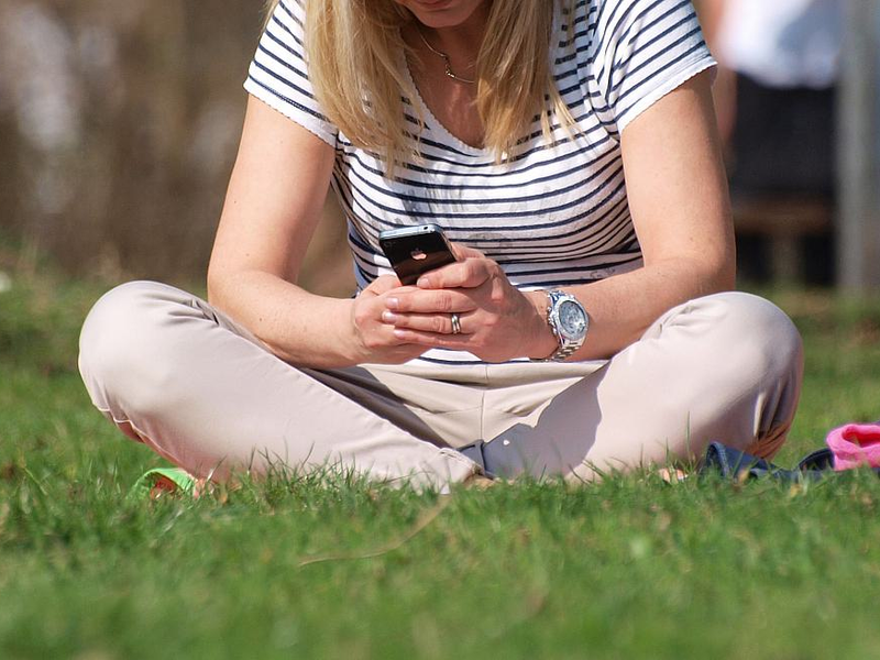 Smartphone-Nutzerin - Foto: über dts Nachrichtenagentur