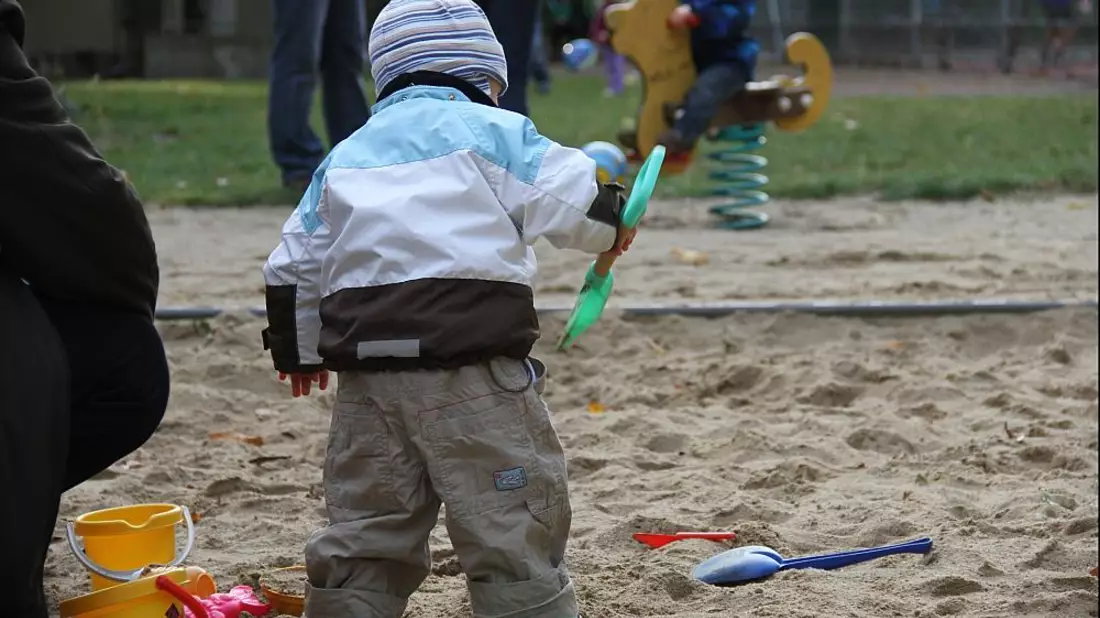 Kleinkind auf Spielplatz - Bild: über dts Nachrichtenagentur