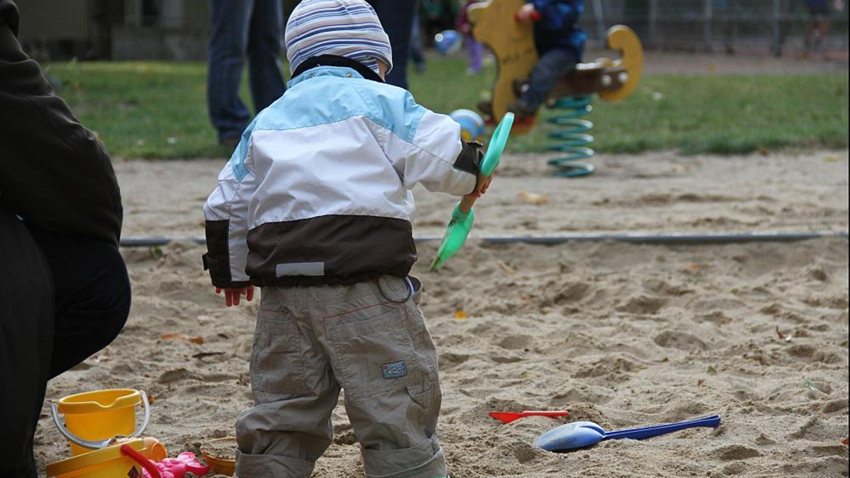 Kleinkind auf Spielplatz (Archiv) - Foto: über dts Nachrichtenagentur