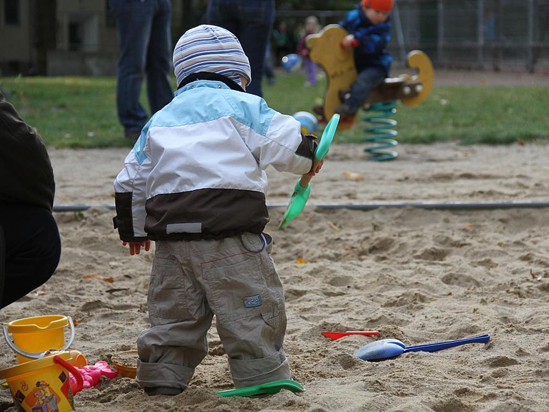 Kleinkind auf Spielplatz (Archiv) - Foto: über dts Nachrichtenagentur