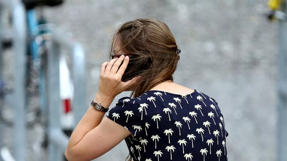 Junge Frau mit Handy (Archiv) - Bild: über dts Nachrichtenagentur