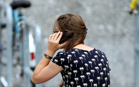 Junge Frau mit Handy (Archiv) - Foto: über dts Nachrichtenagentur