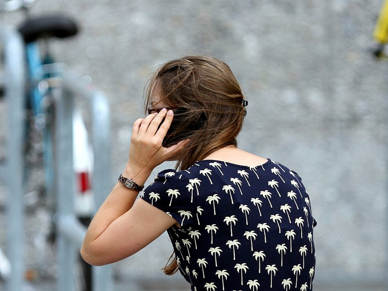 Junge Frau mit Handy - Foto: über dts Nachrichtenagentur
