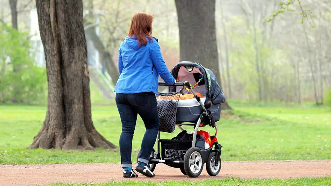 Mutter mit Kinderwagen (Archiv) - Bild: über dts Nachrichtenagentur