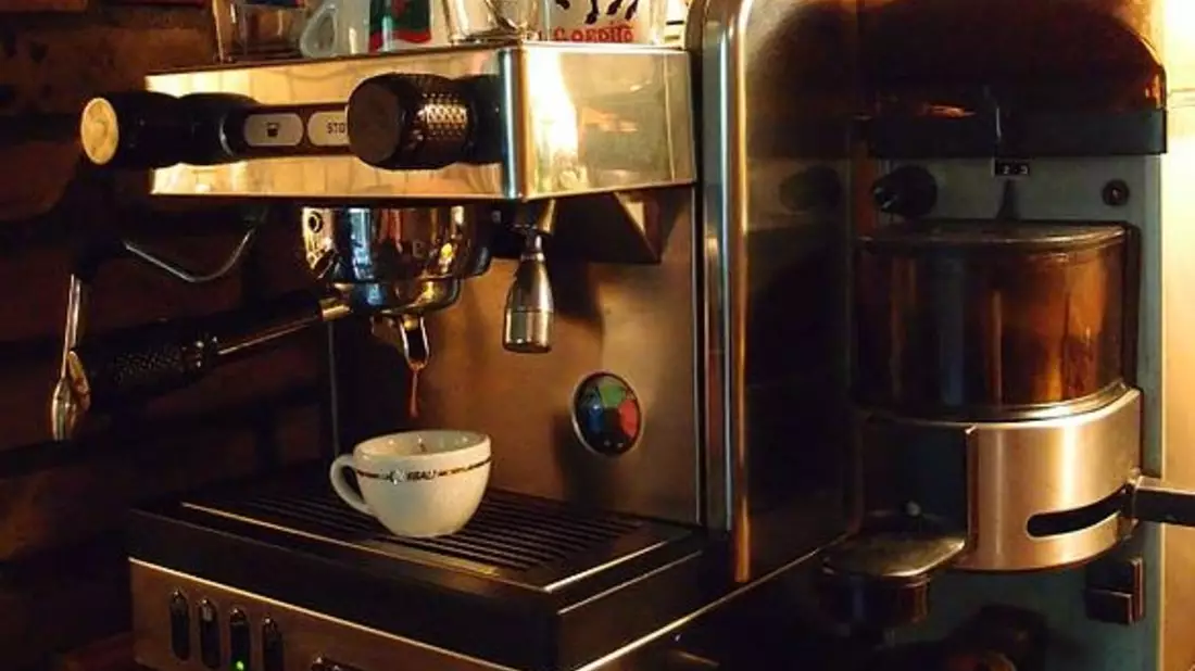 Kein Arbeitsalltag ohne Kaffeemaschine. - Bild: commons.wikimedia.org © Gordito1869 (CC BY 3.0)