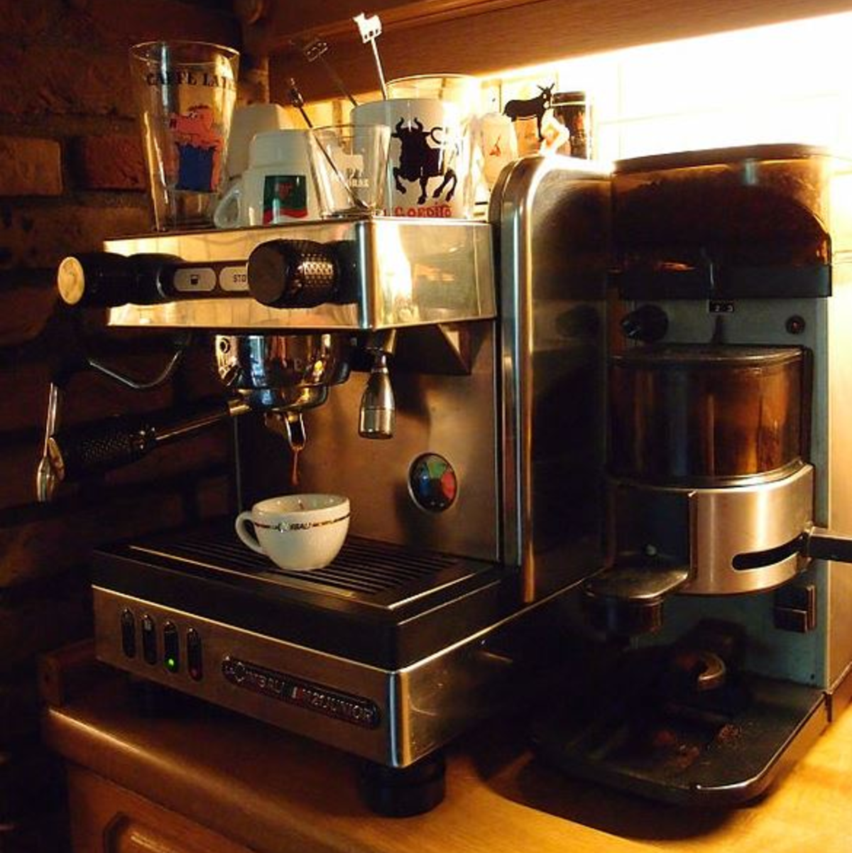 Kein Arbeitsalltag ohne Kaffeemaschine. - Foto: commons.wikimedia.org © Gordito1869 (CC BY 3.0)