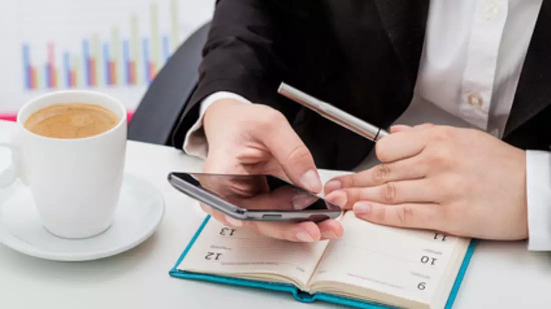 Egal, ob beruflich oder privat, das Smartphone gehört fest zum Alltag. - Bild: © Photographee.eu - Fotolia.com