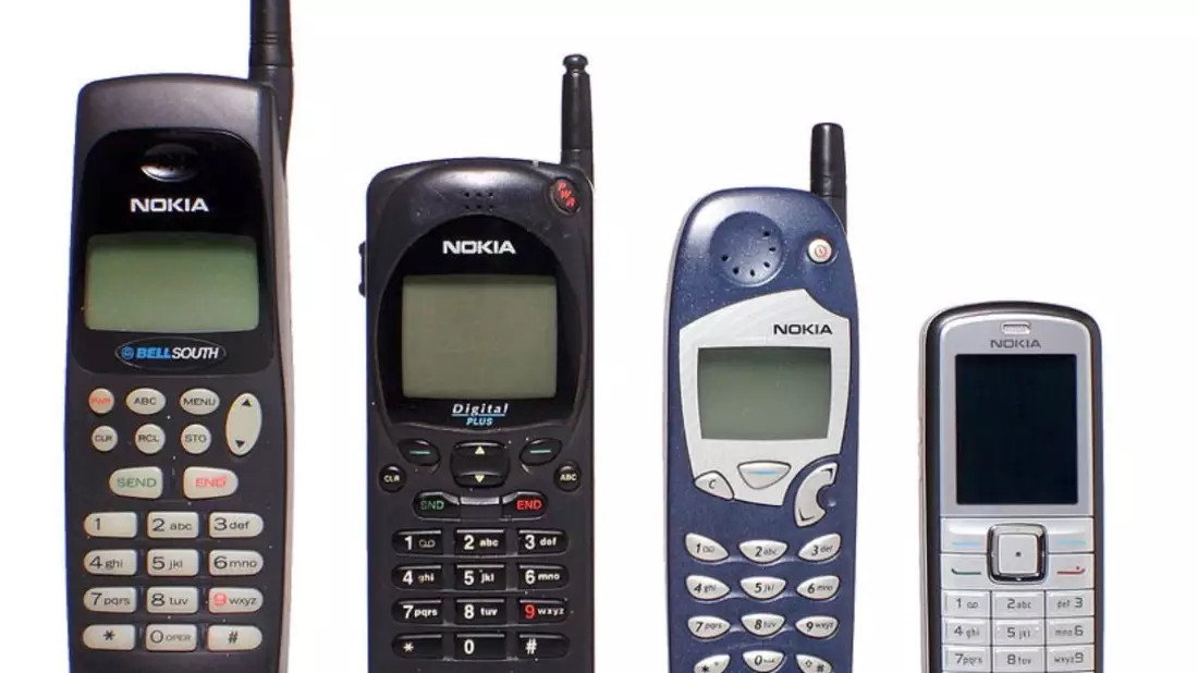 Innerhalb von nur wenigen Jahren entwickelten sich die Geräte immer mehr zu nutzerfreundlichen und handlicheren Mobilfunktelefonen. - Bild: commons.wikimedia.org © Jorge Barrios (CC0 1.0)