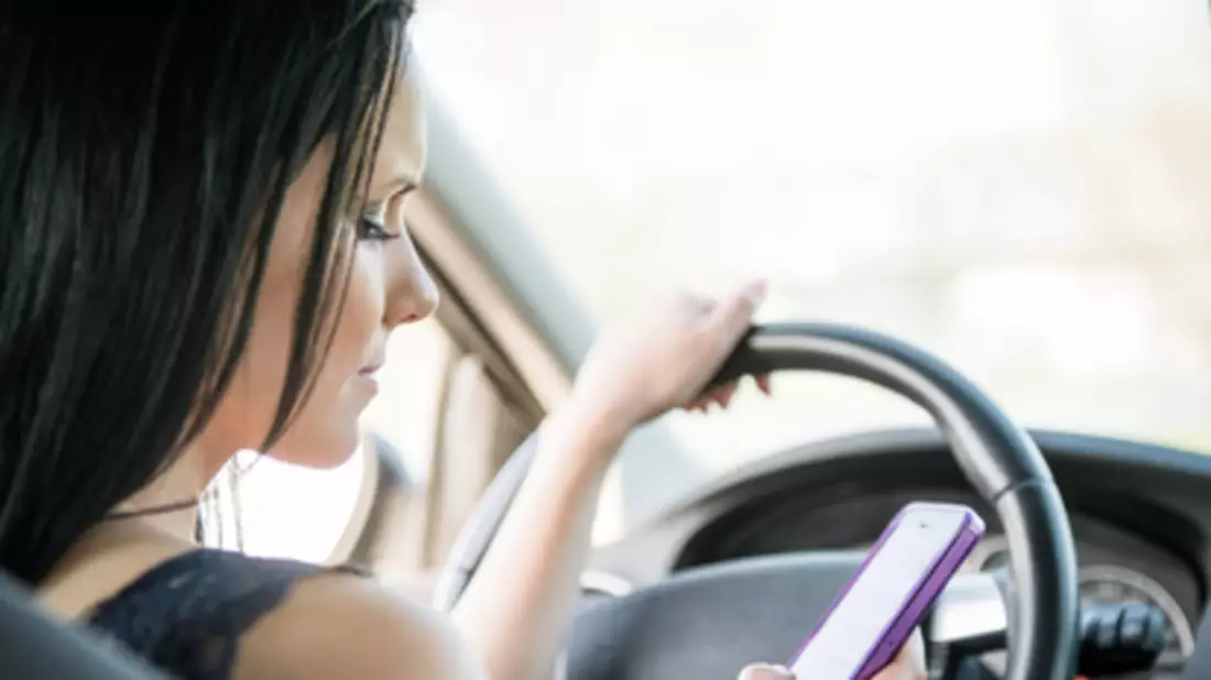 Die Ablenkung bei der Nutzung von Smartphones beim Autofahren ist immens und sehr gefährlich. Die Anzahl, der dadurch verursachten Unfälle, nimmt stetig zu. - Bild: © Martinan - Fotolia.com