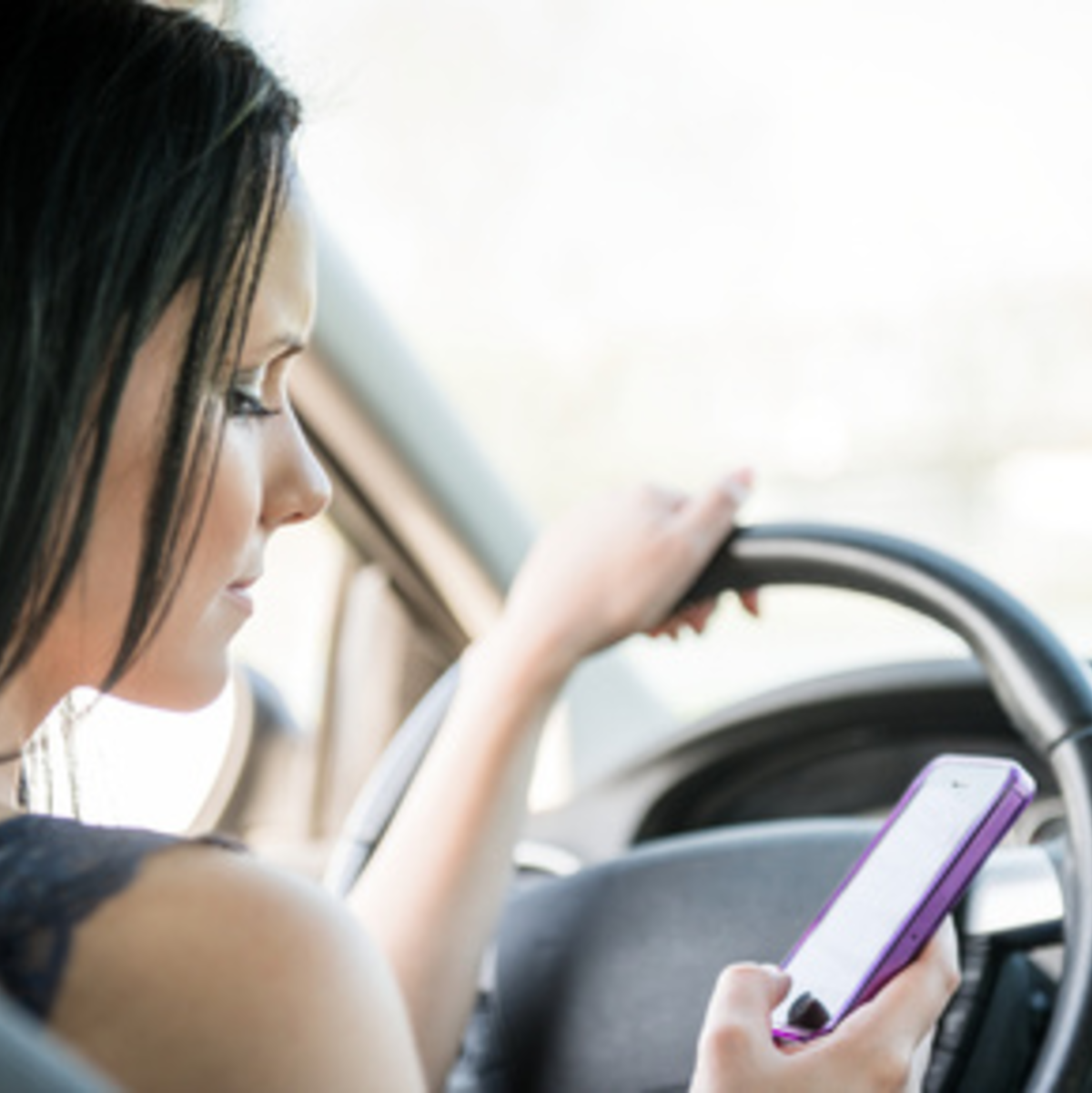 Die Ablenkung bei der Nutzung von Smartphones beim Autofahren ist immens und sehr gefährlich. Die Anzahl, der dadurch verursachten Unfälle, nimmt stetig zu. - Foto: © Martinan - Fotolia.com