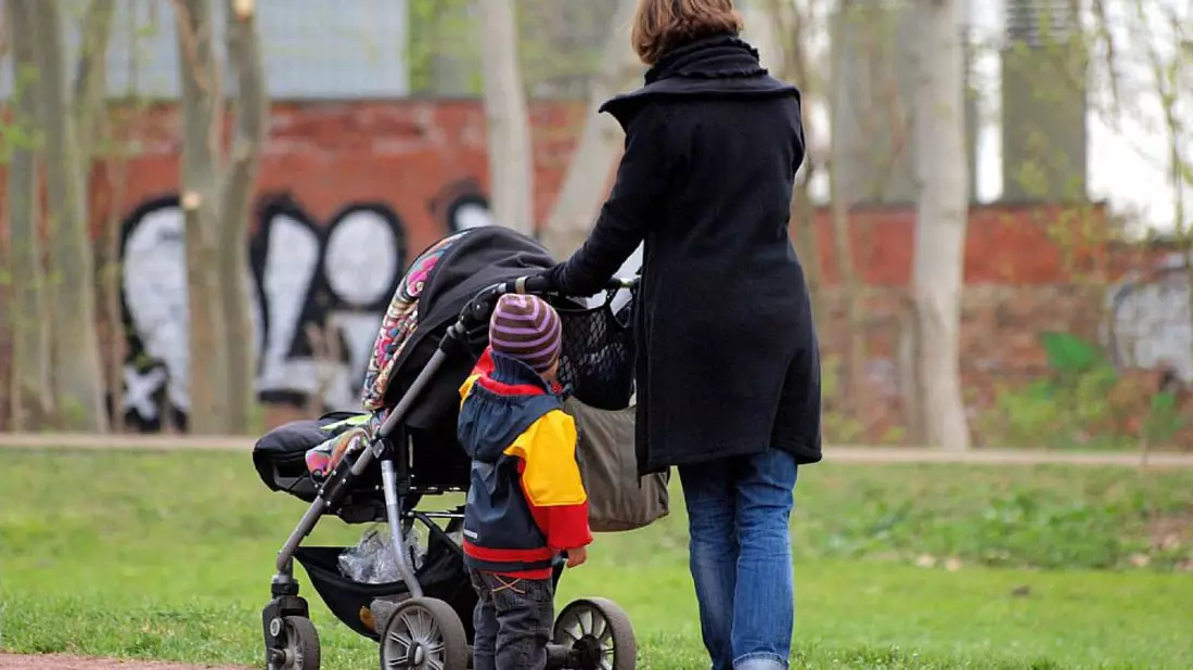 Mutter mit Kinderwagen (Archiv) - Bild: über dts Nachrichtenagentur