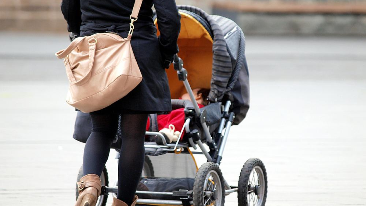 Mutter mit Kleinkind und Kinderwagen (Archiv) - Foto: über dts Nachrichtenagentur