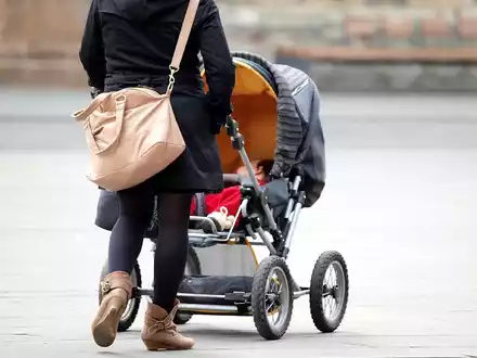 Mutter mit Kleinkind und Kinderwagen - Foto: über dts Nachrichtenagentur