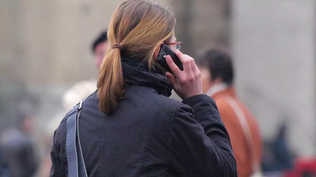 Frau mit Telefon (Archiv) - Bild: über dts Nachrichtenagentur