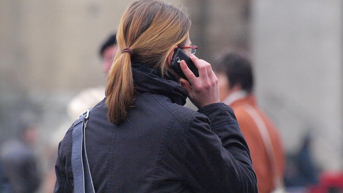 Frau mit Telefon - Foto: über dts Nachrichtenagentur