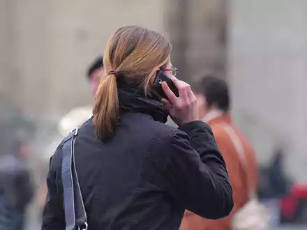 Frau mit Telefon - Foto: über dts Nachrichtenagentur