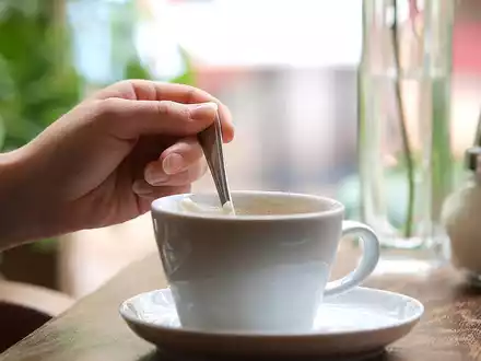 Eine Tasse Kaffee in einem Café (Archiv) - Foto: über dts Nachrichtenagentur