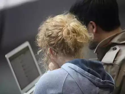 Frau und Mann am Computer - Foto: über dts Nachrichtenagentur