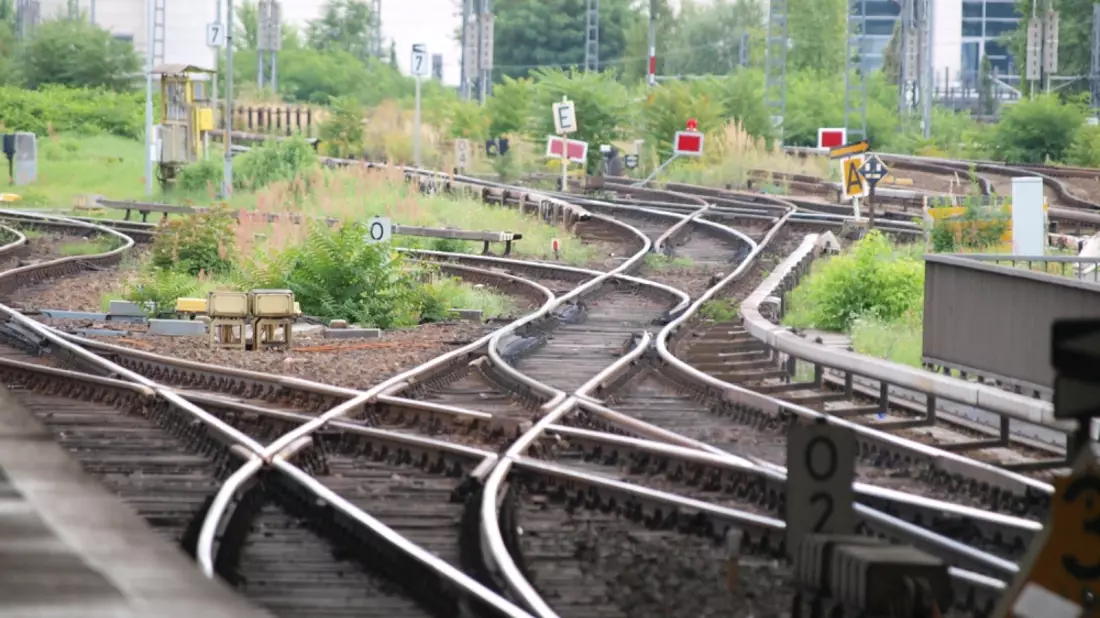 Schienen am Bahnsteig - Bild: über dts Nachrichtenagentur
