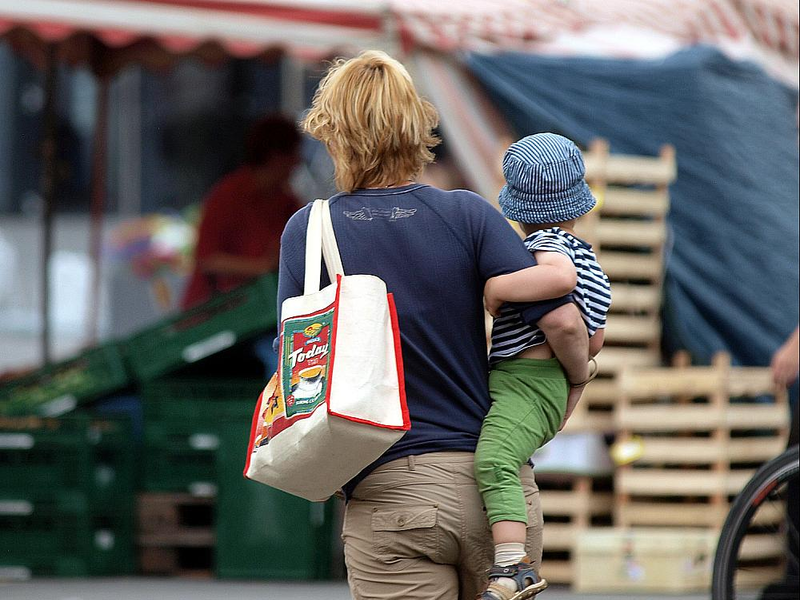 Frau mit Kind (Archiv) - Foto: über dts Nachrichtenagentur