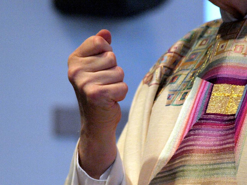 Katholischer Pfarrer in einer Messe (Archiv) - Foto: über dts Nachrichtenagentur