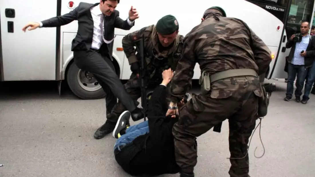 Erdogan-Berater am Knie verletzt - Bild: Günther Lause