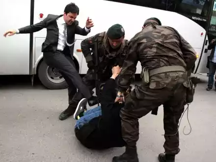 Erdogan-Berater am Knie verletzt - Foto: Günther Lause