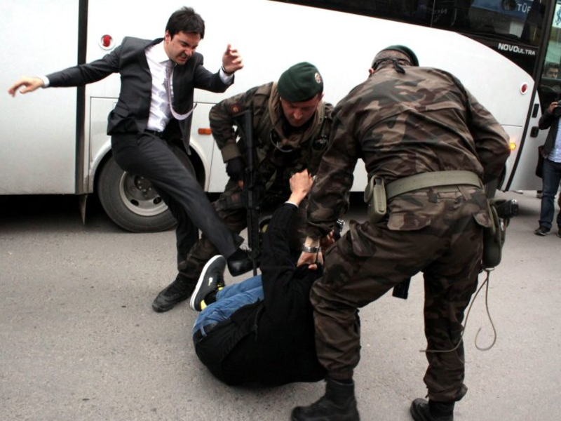 Erdogan-Berater am Knie verletzt - Foto: Günther Lause