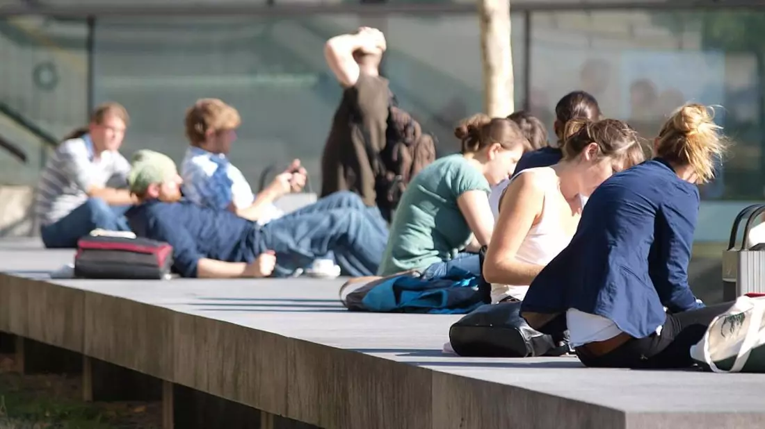 Junge Leute vor einer UniversitÃ¤t - Bild: über dts Nachrichtenagentur