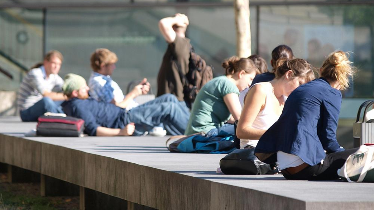 Junge Leute vor einer Universität (Archiv) - Foto: über dts Nachrichtenagentur