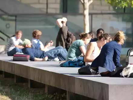Junge Leute vor einer Universität (Archiv) - Foto: über dts Nachrichtenagentur
