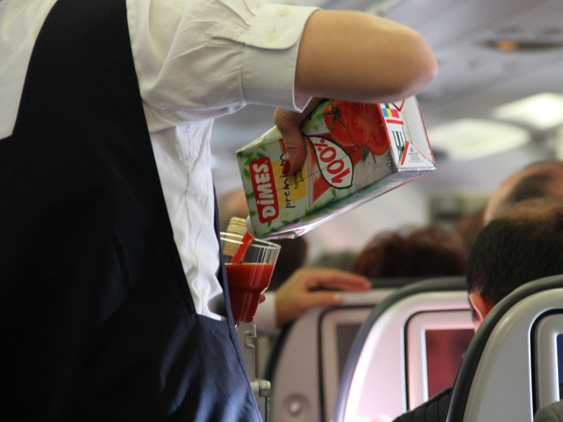 Flugbegleiterin im Flugzeug - Foto: über dts Nachrichtenagentur