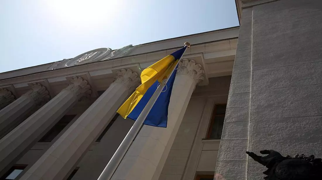Ukrainische Flagge vor dem Parlament in Kiew - Bild: über dts Nachrichtenagentur